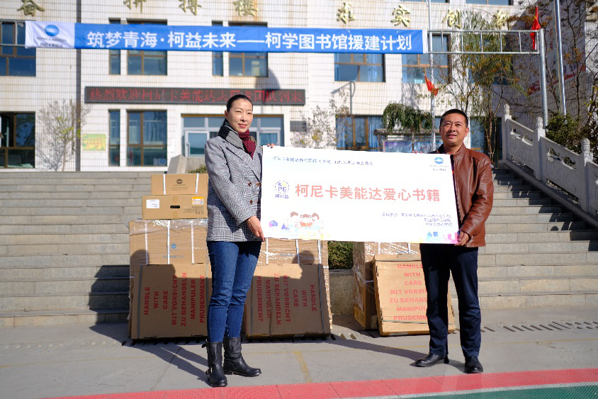 5-开云体育游戏app下载
工会主席朱莹女士（左一）向三所学校捐赠书籍.jpg