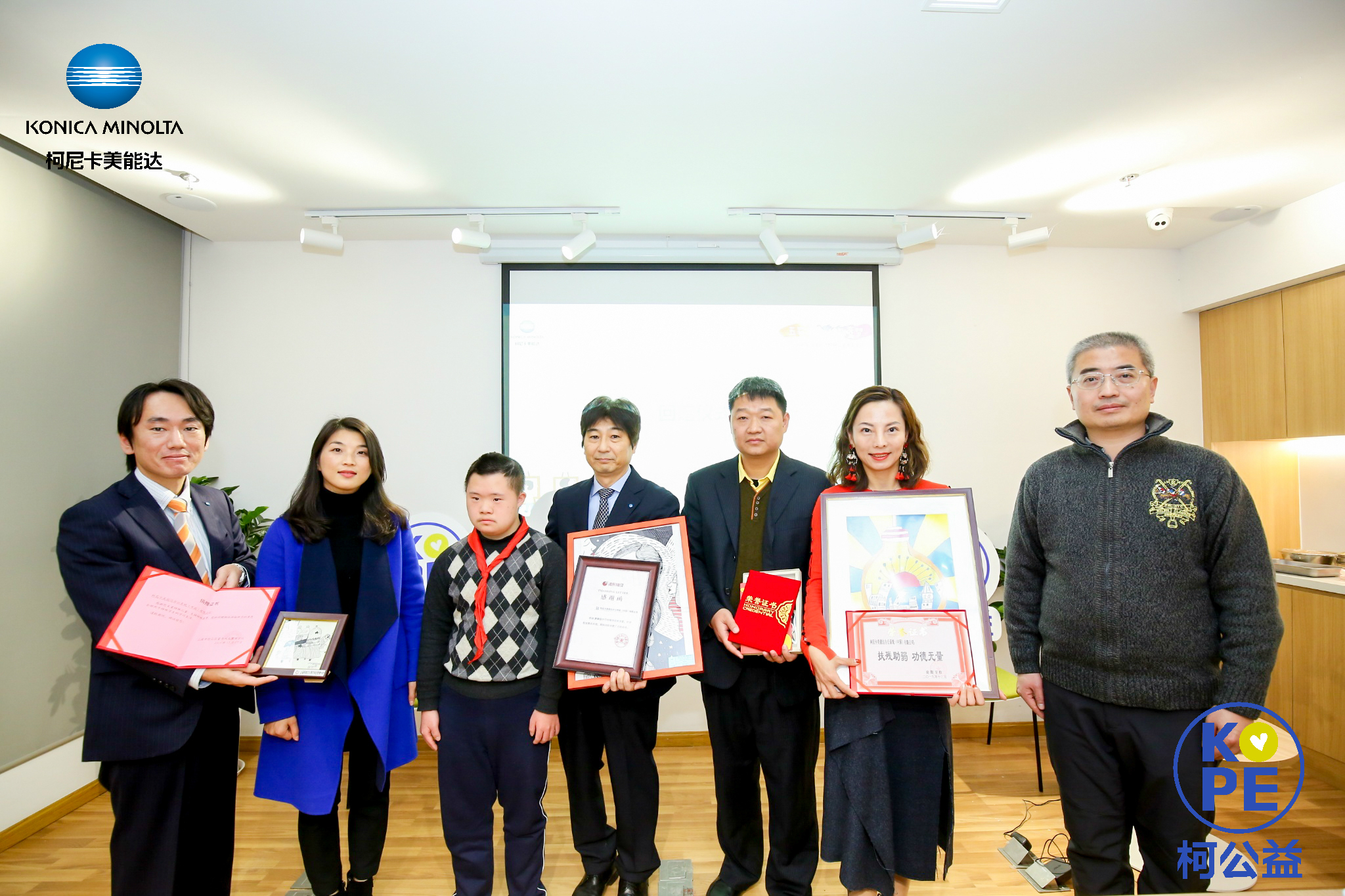 15- 上海5校代表向开云体育游戏app下载
回赠荣誉证书与作品.jpg